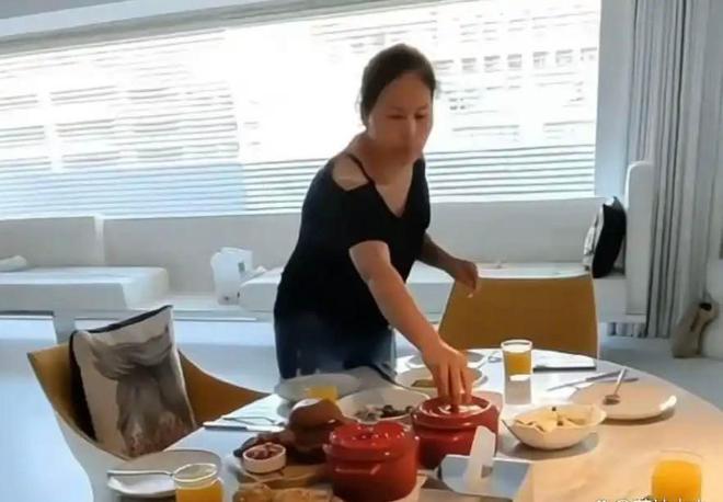 小菲郁躁症复发开跑车直奔豪宅吊唁大S开元ky棋牌小S回应斥资百万包机汪(图5)
