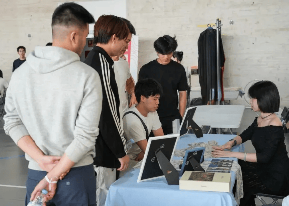 学生趣味运动会如何让中西青年“玩”成一片？开元棋牌汉服、塔罗、运动破冰！第二届中西大(图3)